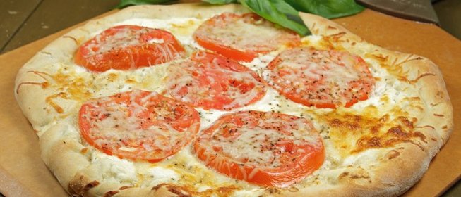 Пицца с помидорами