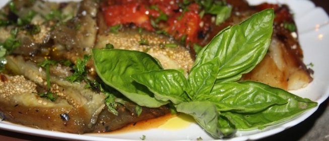 Овощное ассорти на мангале с медом, оливковым маслом, базиликом и морской солью