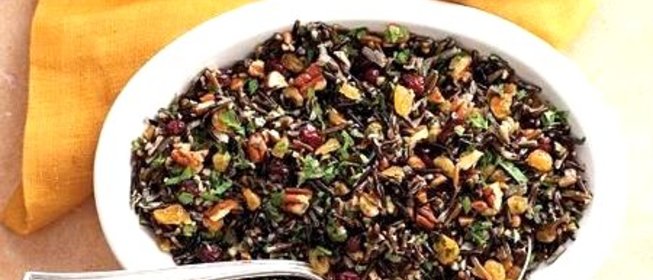 Плов из дикого риса с клюквой и орехами