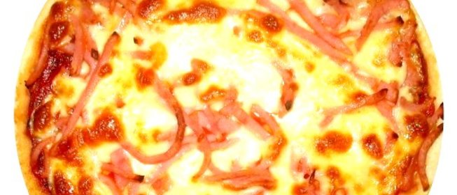 Пицца с колбасой и сыром