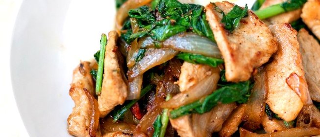 Жареная свинина с мангольдом