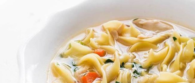 Деревенский куриный суп с яичной лапшой