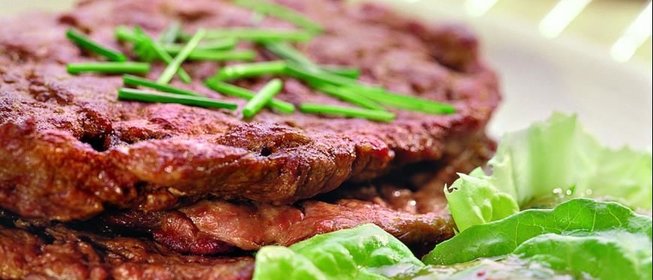 Говядина в горчичном маринаде с банановым соусом