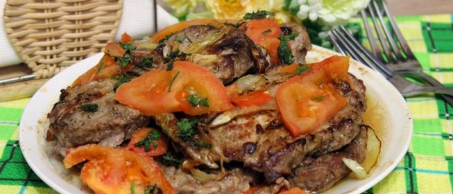 Свинина с помидорами и кинзой