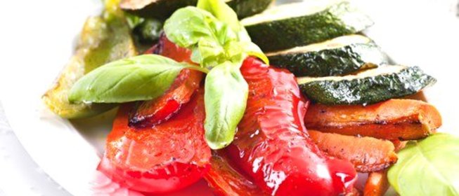 Цукини, тыква и перцы на гриле со свежим базиликом