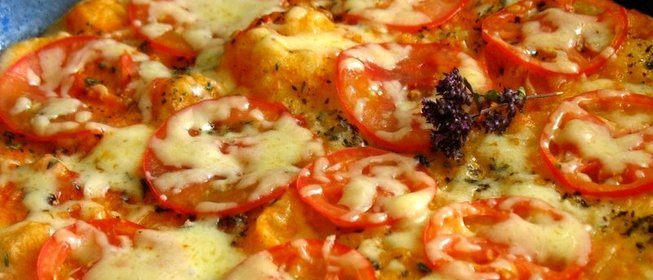 Пицца на сковороде с помидорами