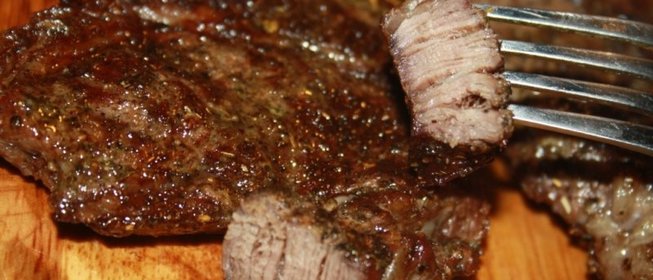 Гриль-говядина на решетке на мангале