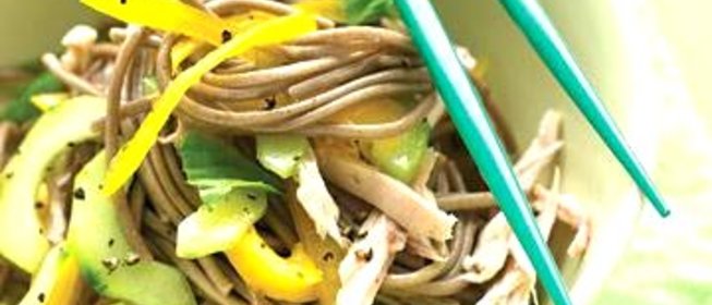 Салат с курицей, болгарским перцем и огурцом