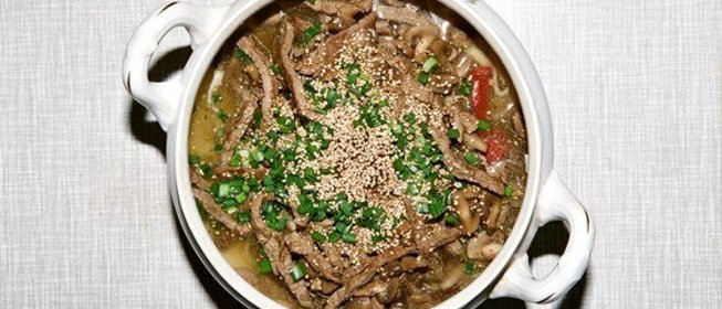 Говядина с грибами шиитаке, лапшой рамен и чили