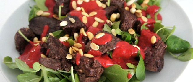 Салат с куриной печенью с соусом из малины