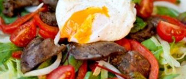Теплый салат с куриной печенью и яйцом-пашот