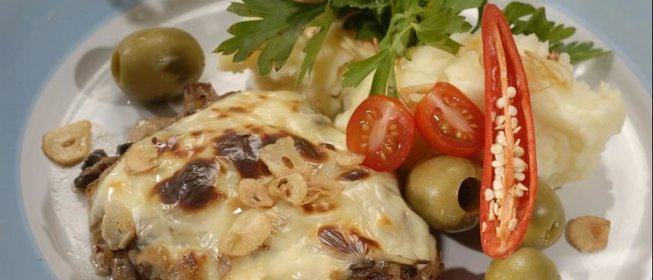 Говядина с грибами и сырным картофельным пюре