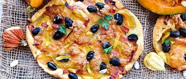 Пицца с тыквой и моцареллой