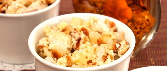 Салат с куриным филе, сухариками и ананасами