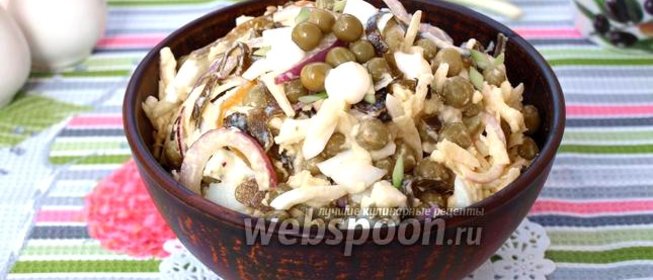 Салат с морской капустой, горошком и яйцом