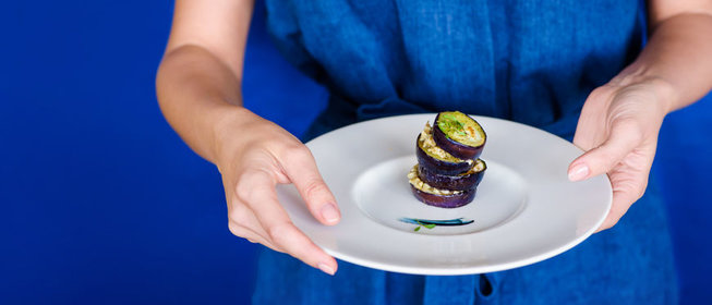 Баклажаны, фаршированные сыром с голубой плесенью и миндалем