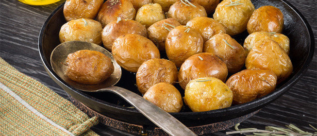 Печеный картофель с пряными травами