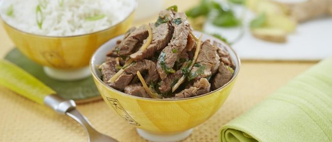 Обжаренная говядина с кинзой и имбирем