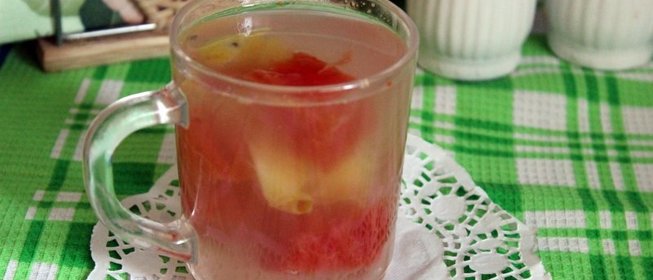 Летний компот с арбузом, яблоком и ягодами