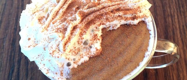 Манная каша со взбитыми сливками и кофе