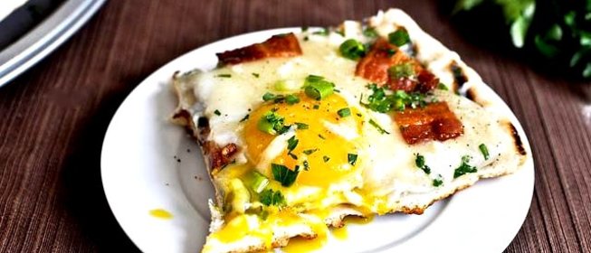 Пицца на гриле на завтрак