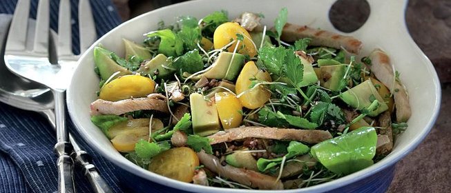 Свинина барбекю в салате из авокадо