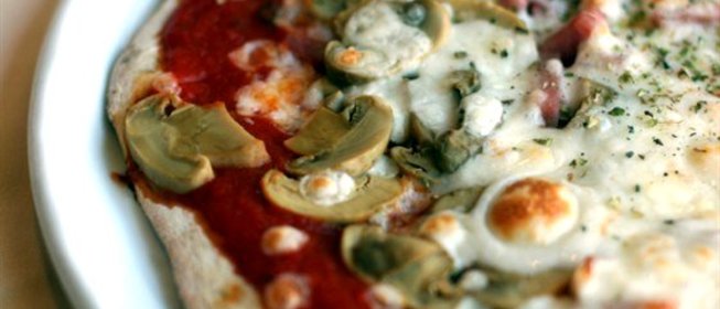 Пицца «Каприччио» с ветчиной, сыром и грибами