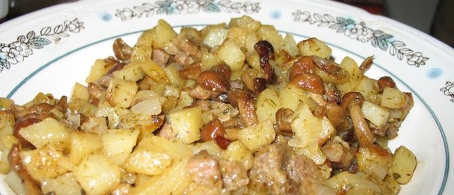 Картошка с грибами опятами жареная