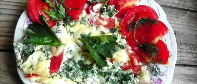 Омлет с помидорами сыром и зеленью