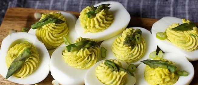 Яйца фаршированные спаржей