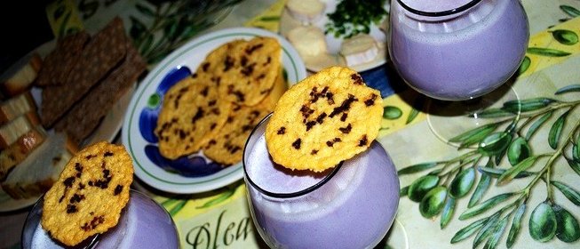 Суп-капучино из краснокочанной капусты с вафлями из пармезана