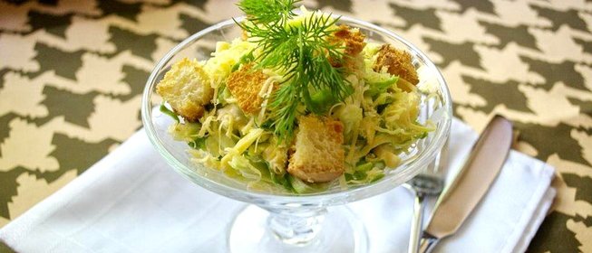 Овощной салат с курицей и сухариками