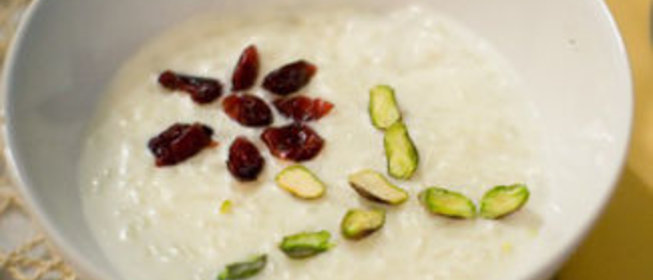 Рисовая каша с сушеной клюквой и фисташками