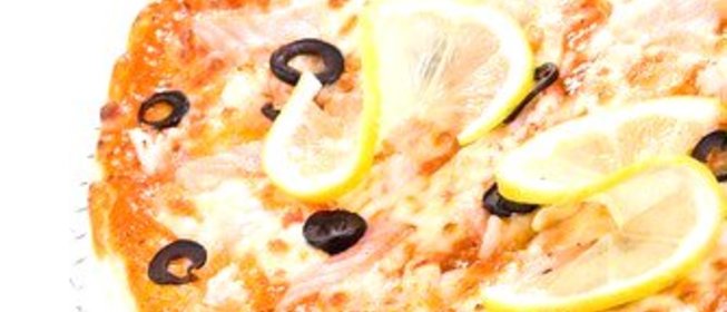 Пицца с жареной рыбой и красной икрой