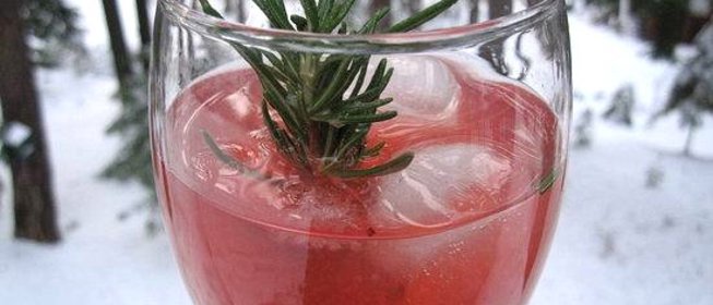 Коктейль с клюквой и розмарином