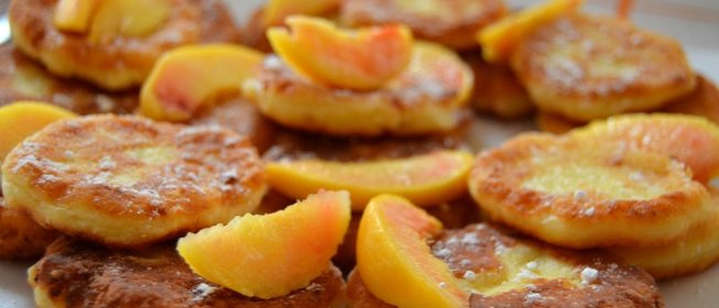 Сырники с персиками