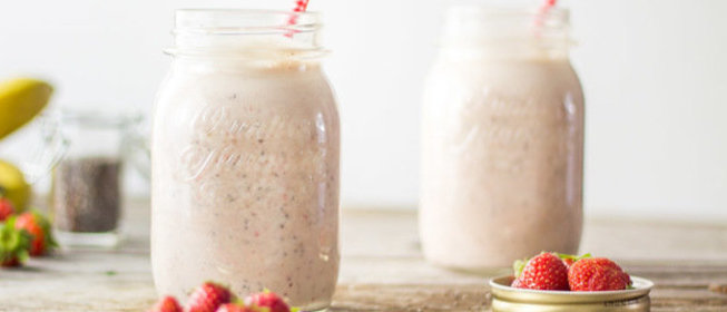 Бананово-клубничный смузи с семенами чиа