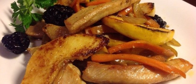 Свинина с айвой и черносливом