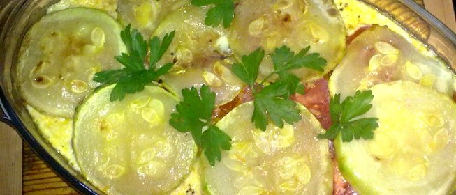 Овощная запеканка с сардельками