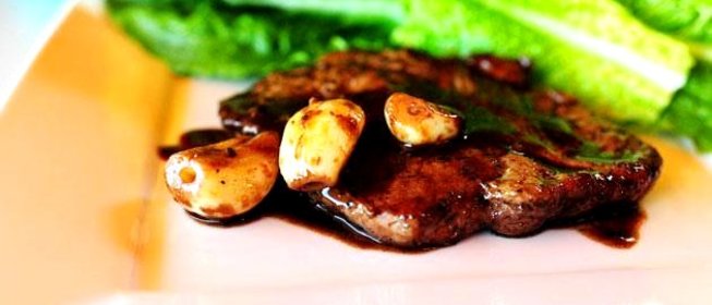 Свиные отбивные с вином и чесноком