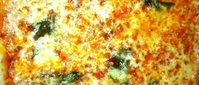 Пицца «Маргарита» с базиликом