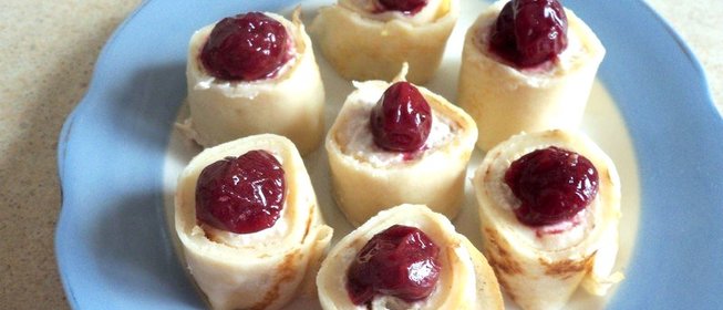 Роллы из блинов с творогом и фруктами