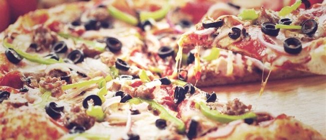 Пицца с салями и маслинами