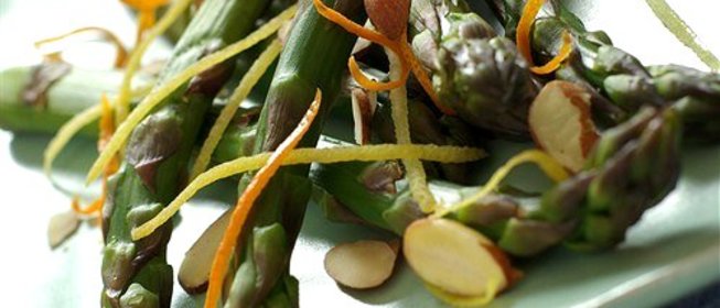 Спаржа с миндалем