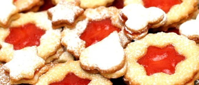 Миндальное печенье с корицей, кардамоном и малиновым джемом