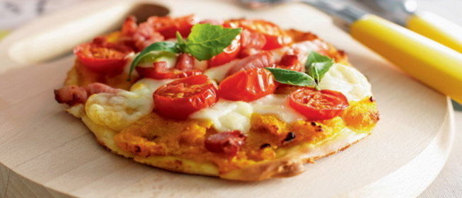 Пицца с китайской тыквой, помидорами и моцареллой