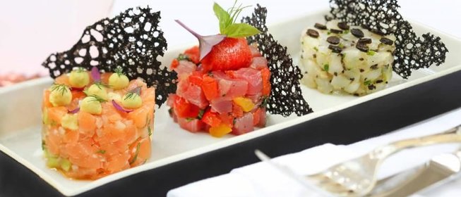 Три вида морского тартара – лосось, гребешки, тунец