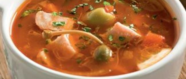 Солянка с грудинкой, приготовленной с луковой шелухой