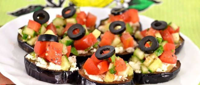 Закуска из баклажанов, феты и овощной сальсы