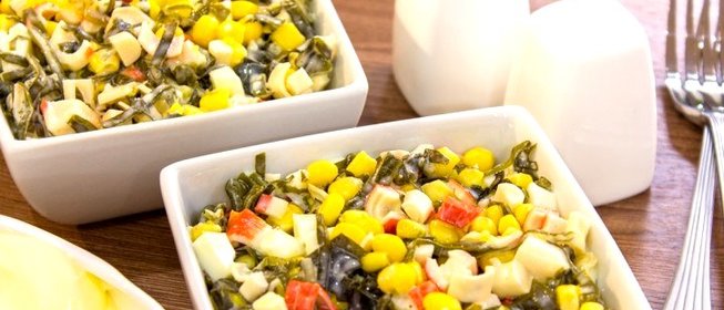 Салат с морской капустой, кукурузой и крабовыми палочками